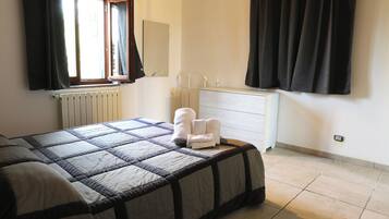 3 Schlafzimmer, Schreibtisch, Bügeleisen/Bügelbrett, Reisekinderbett