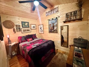 1 bedroom, WiFi, bed sheets - Little Bear Tiny Cabin in The Forest (Cosby)