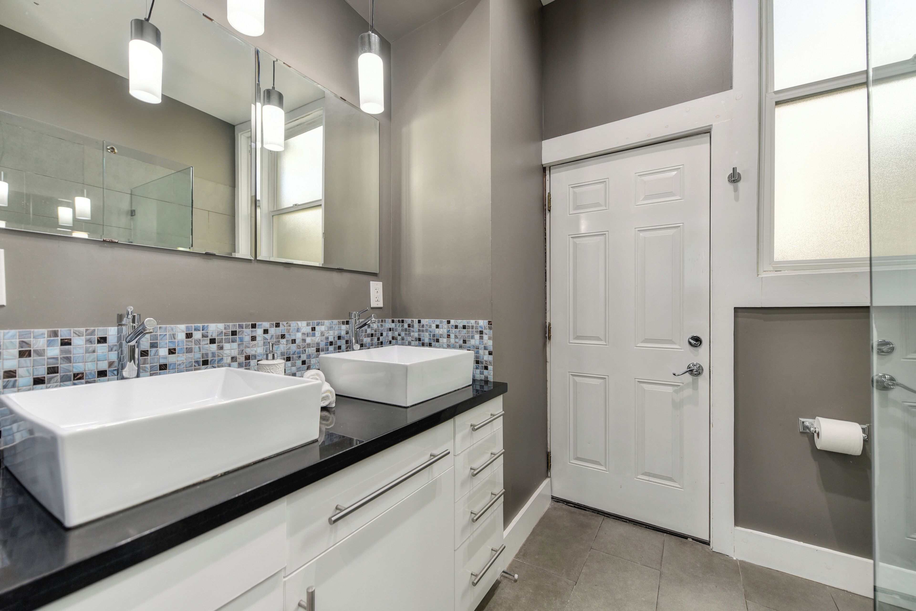 Douche, sèche-cheveux, serviettes fournies, savon