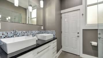 淋浴设施、吹风机、毛巾、肥皂