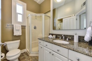 Dusche, Haartrockner, Handtücher, Seife