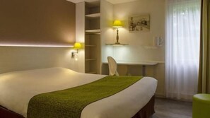 A hotel room with a bed, a desk, and a chair. - The Originals City, Hotel Alizea, Le Mans Nord (Saint-Saturnin)