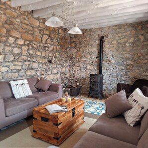 TV - Casa Los Molinos in the middle of nature with heated pool (Montefrio)