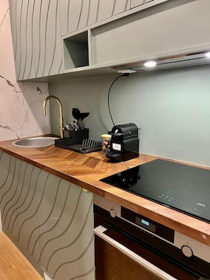 Réfrigérateur, micro-ondes, four, plaque de cuisson