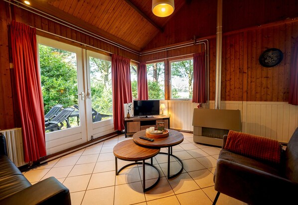 TV connectée, table de tennis de table, chaîne hi-fi