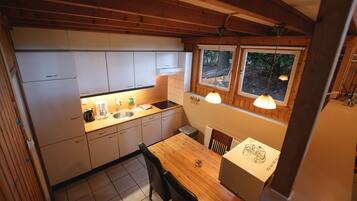 Een koelkast, een magnetron, een kookplaat