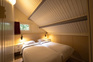 2 chambres, coffres-forts dans les chambres, fer et planche à repasser