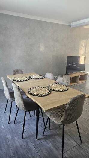 Dining - Peaceful house with pool, near Avignon (Le Pontet)