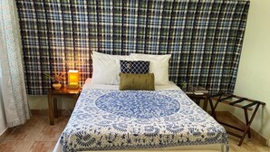 1 bedroom, desk, iron/ironing board, WiFi - Standard Room main house (Mount Nesbit)