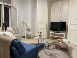 Smart TV, fireplace, stereo