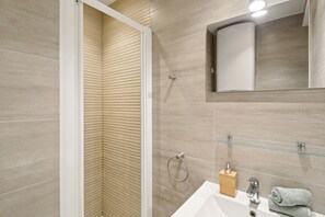 Studio trung tâm thành phố, 1 giường đôi, không hút thuốc, quang cảnh sân vườn | Phòng tắm
