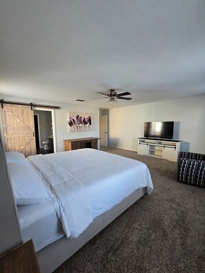 3 habitaciones, escritorio y tabla de planchar con plancha 