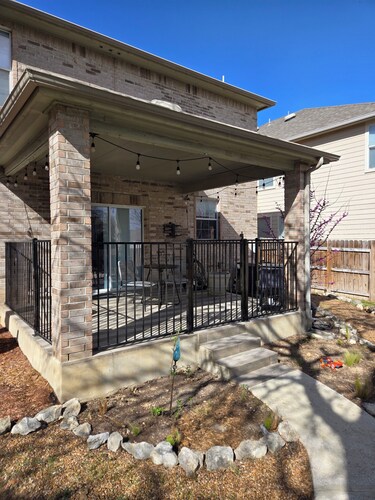 Beautiful  3 bedroom house with private pool, WiFi, San Antonio Rim/Cantera area