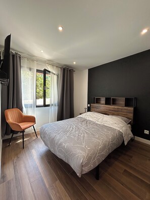 3 bedrooms, desk, iron/ironing board, travel crib - 4-room duplex apartment - jacuzzi & terrace (La Trinité)