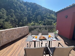 Outdoor dining - T4 air-conditioned duplex with terrace, jacuzzi & parking - near Nice & Monaco (La Trinité)