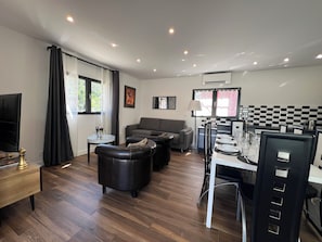 Dining - T4 air-conditioned duplex with terrace, jacuzzi & parking - near Nice & Monaco (La Trinité)