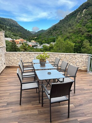 Outdoor dining - 4-room duplex apartment - jacuzzi & terrace (La Trinité)