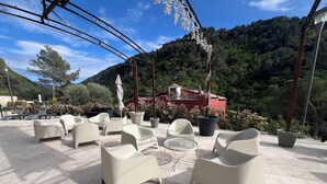 Outdoor seating with a view of a red building and greenery. - T4 air-conditioned duplex with terrace, jacuzzi & parking - near Nice & Monaco (La Trinité)