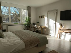 Meja kerja, ruang kerja ramah laptop, dan tirai kedap cahaya