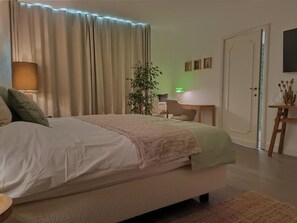 Meja kerja, ruang kerja ramah laptop, dan tirai kedap cahaya