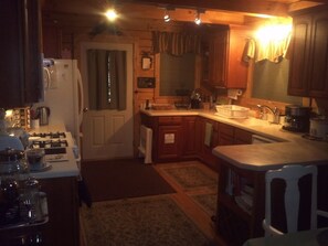 Mikrobølgeovn, ovn, kokeplater og oppvaskmaskin