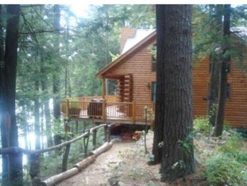 Lakefront 5-bedroom+loft cabin w/ WiFi, AC near Chestertown in Adirondack Park.