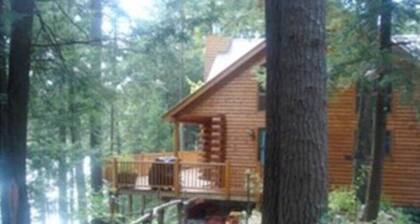 Lakefront 5-bedroom+loft cabin w/ WiFi, AC near Chestertown in Adirondack Park.