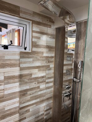 Douche, bidet, serviettes fournies, savon