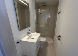 Dusche, Haartrockner, Handtücher