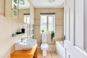 Hair dryer, towels - Cressey House • Driveway Parking • Garden • Fast Wifi • Smart TVs • Self-Check-In • Yoko Property (Milton Keynes)