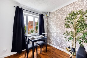 Dining - Cressey House • Driveway Parking • Garden • Fast Wifi • Smart TVs • Self-Check-In • Yoko Property (Milton Keynes)