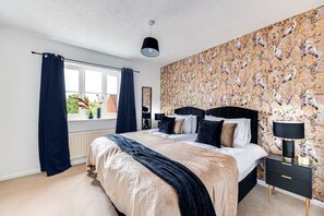 2 bedrooms, iron/ironing board, travel cot, free WiFi - Cressey House • Driveway Parking • Garden • Fast Wifi • Smart TVs • Self-Check-In • Yoko Property (Milton Keynes)
