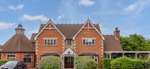 Exterior - Cressey House • Driveway Parking • Garden • Fast Wifi • Smart TVs • Self-Check-In • Yoko Property (Milton Keynes)