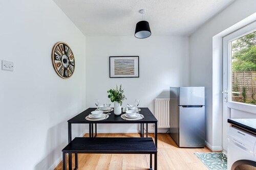 Cressey House • Driveway Parking • Garden • Fast Wifi • Smart TVs • Self-Check-In • Yoko Property