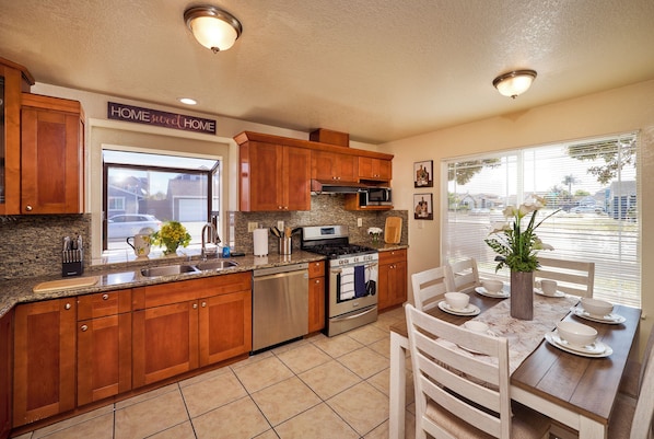 Microwave, oven, stovetop, dishwasher - Coastal Gateway House-Family Retreat Near Monterey (Salinas)