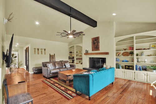 Peaceful Horse Ranch Retreat - Private Pond & Scenic Views
