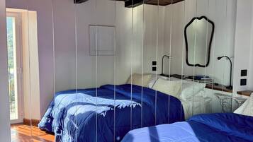 Apartment, Balkon, Meerblick | Zimmersafe, Bügeleisen/Bügelbrett, kostenloses WLAN