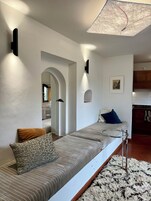Apartamento, sacada, vista para o mar | Área de estar