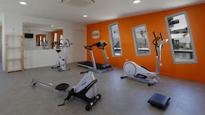 A gym with cardio machines, a treadmill, and a rowing machine. - Residence le Terral - Vacancéole (Saint-Jean-de-Vedas)