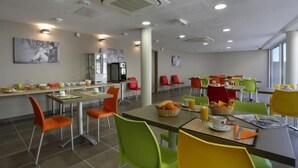 A modern dining area with multiple tables and chairs, a refrigerator, and a microwave. - Residence le Terral - Vacancéole (Saint-Jean-de-Vedas)