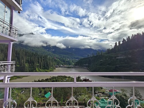 Pinewood by Damson, a hillside lodge in Parvati that beholds a matchless view