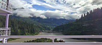 Pinewood by Damson, a hillside lodge in Parvati that beholds a matchless view