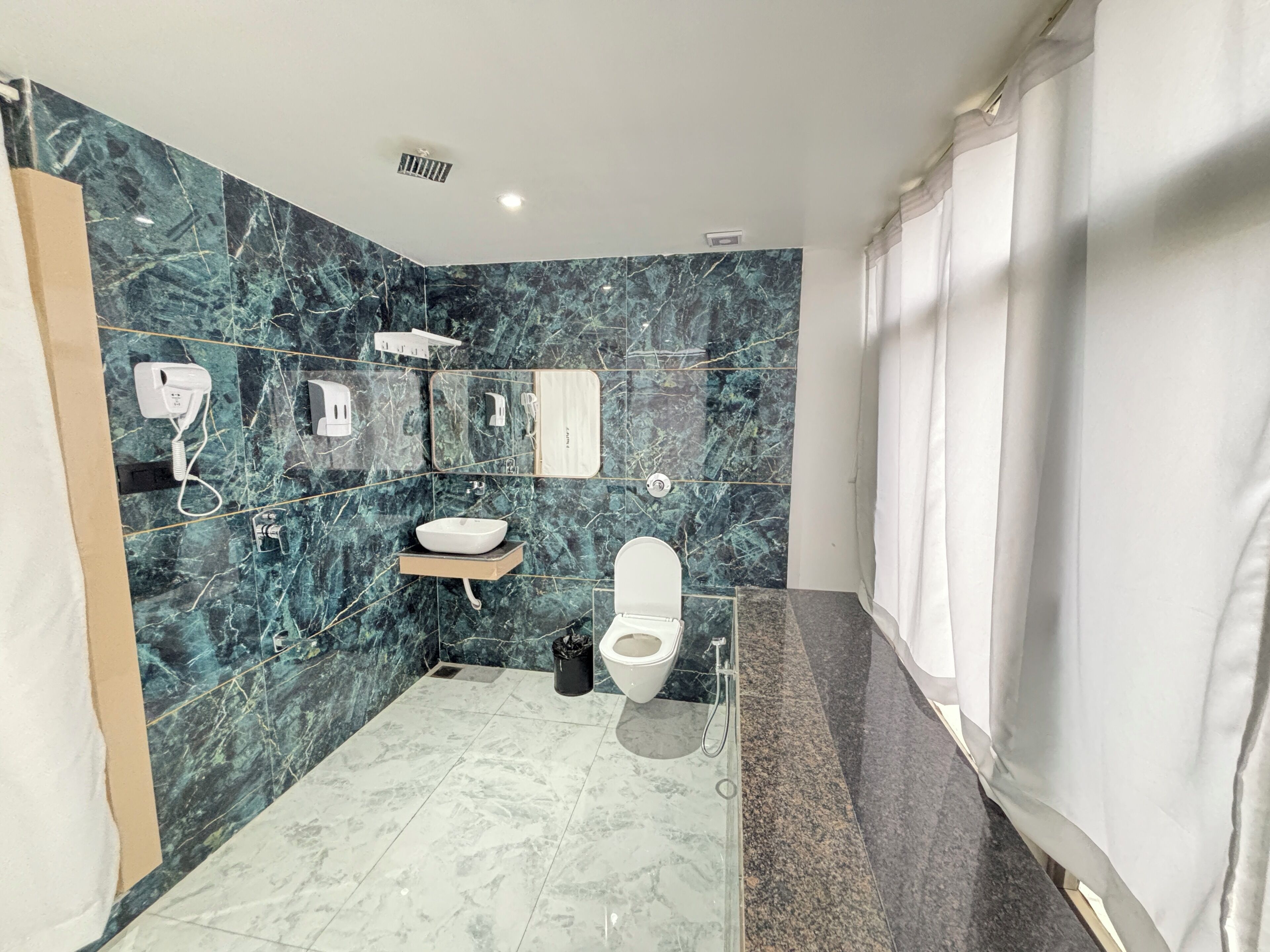 Royal Room, City View | Bathroom