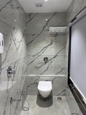 Shower, free toiletries, hair dryer, towels - Hotel the octave (Surat)