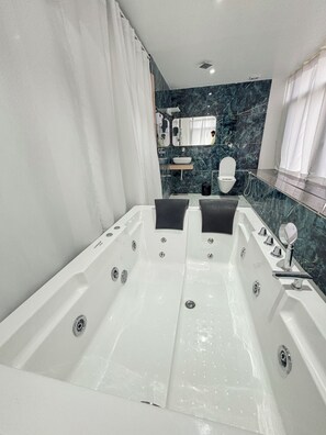 Royal Room, City View | Bathroom | Shower, free toiletries, hair dryer, towels - Hotel the octave (Surat)