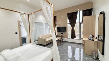 Royal Room, City View | Desk, free WiFi