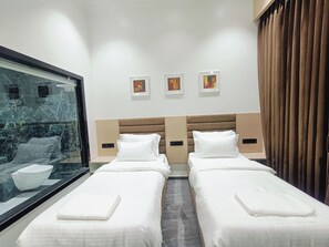 Business Room | Desk, soundproofing, free WiFi - Hotel the octave (Surat)