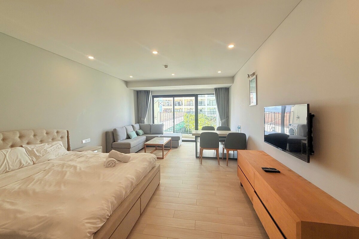 Estudio urbano, balcón, vista al mar | Escritorio, espacio para trabajar con laptop y cortinas blackout 