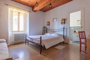 1 slaapkamer, een strijkplank/strijkijzer, wifi, beddengoed