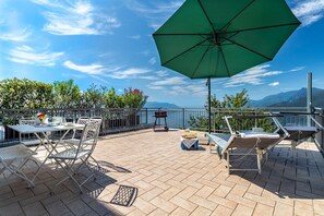 Outdoor dining - Hilltop Terrace House - Panoramic Maggiore Lake Views & Stunning Sunsets (Campagnano)